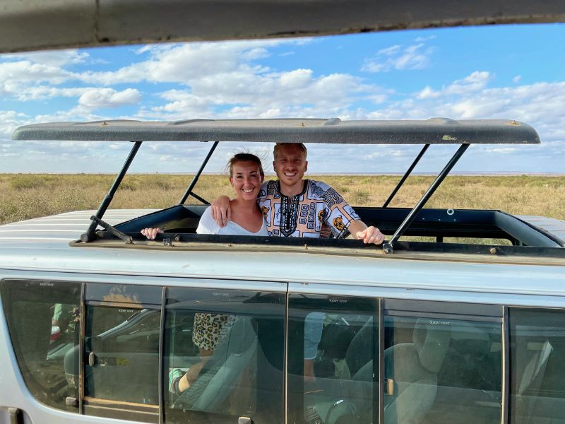 Reizigers op safari in Kenia