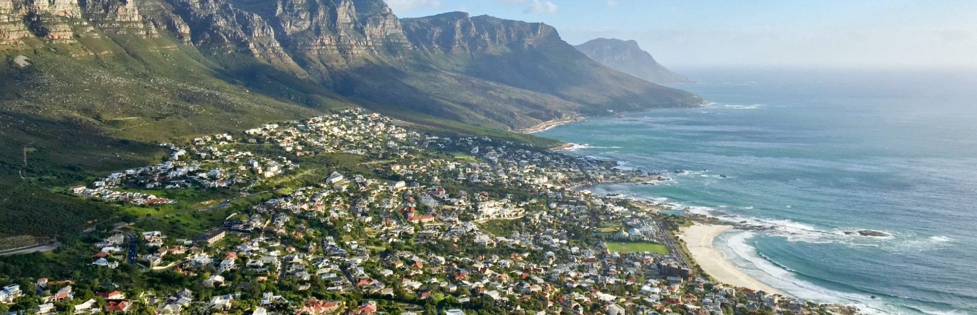 Uitzicht op een kustplaats met stranden aan de voet van bergen bij Kaapstad, Zuid-Afrika.