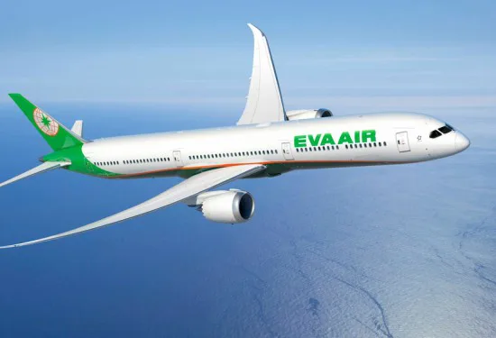 Passagiersvliegtuig van EVA Air vliegt hoog boven de oceaan, met helderblauwe lucht op de achtergrond.