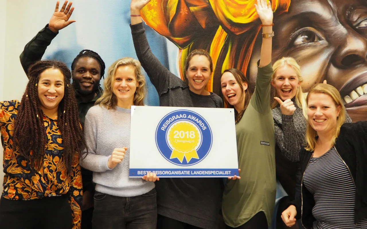 Een enthousiast team viert het winnen van de Reisgraag Award 2018 voor Beste Reisorganisatie Landenspecialist.