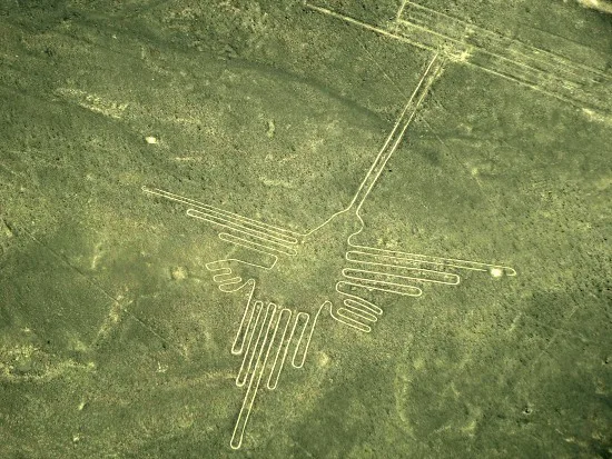 Luchtfoto van de Nazca-lijnen in Peru met de afbeelding van een kolibrie in het woestijnlandschap.