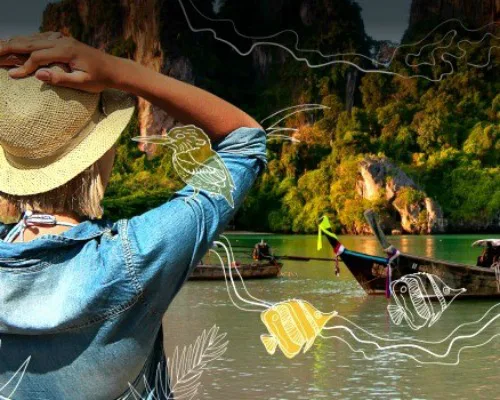 Persoon met hoed kijkt uit over een baai met longtailboten en rotsen, met getekende vogels en vissen als illustratie.