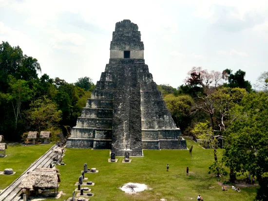 Hoge stenen tempelpiramide van de Maya’s in Tikal, Guatemala, omringd door jungle.
