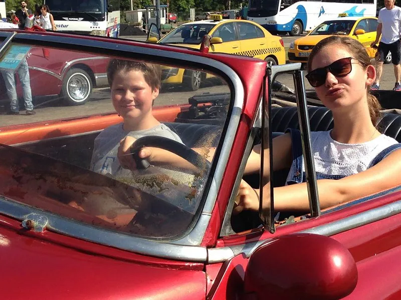 Cuba kinderen in oldtimer