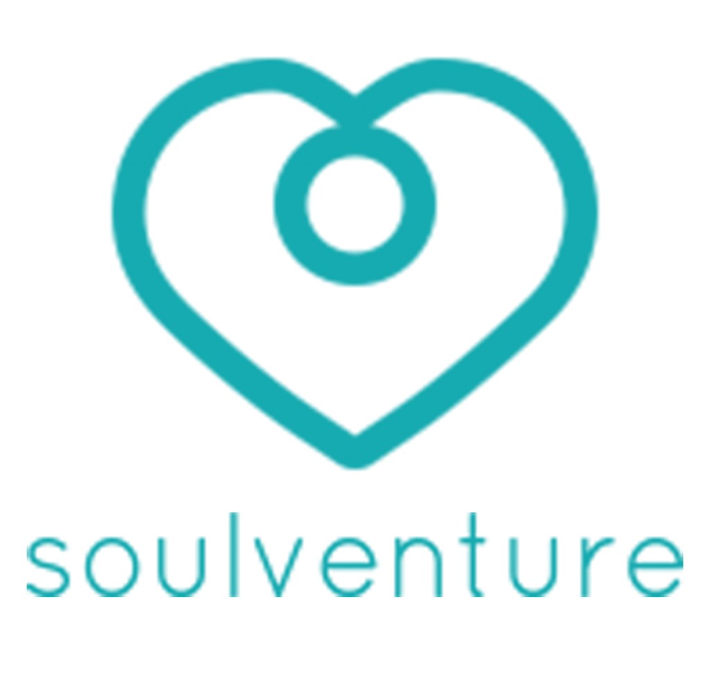 Logo van Soulventure met een turquoise hartvorm en cirkel erin, en de merknaam “soulventure” in kleine letters eronder.