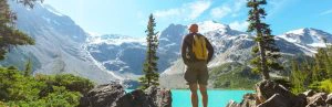 Canada - reiziger kijkt naar uizicht over meer en bergen