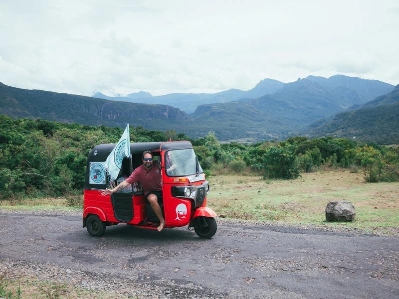 Sri Lanka tuktuk rijdend door de natuur