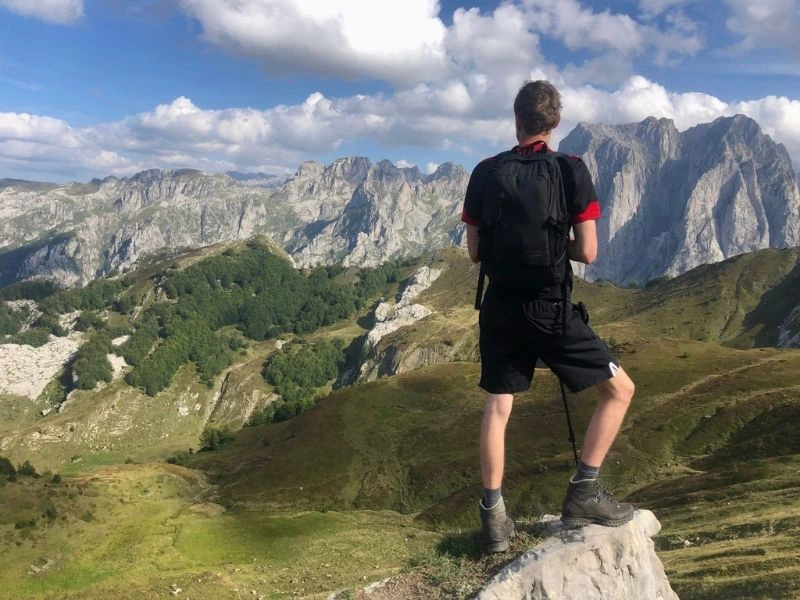 Reiziger op een wandelpad in de bergen van Montenegro
