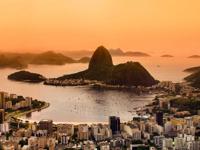 Foto van zonsondergang in Rio de Janeiro met uitzicht op de stad en de suikerberg