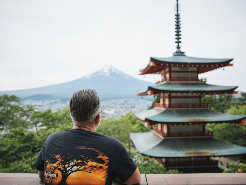 Man bij pagoda en Mount Fuji