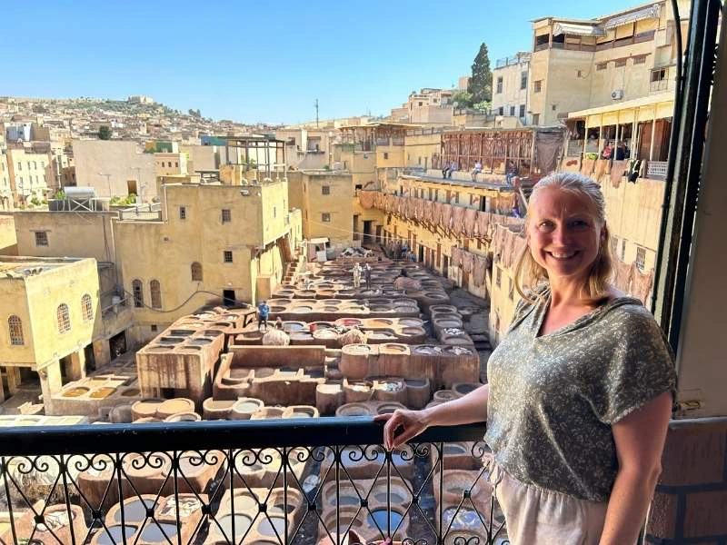 Vrouw bij leerlooierij in Fes