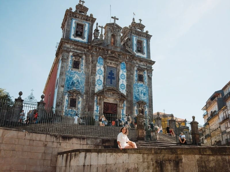 Vrouw bij kerk in Porto