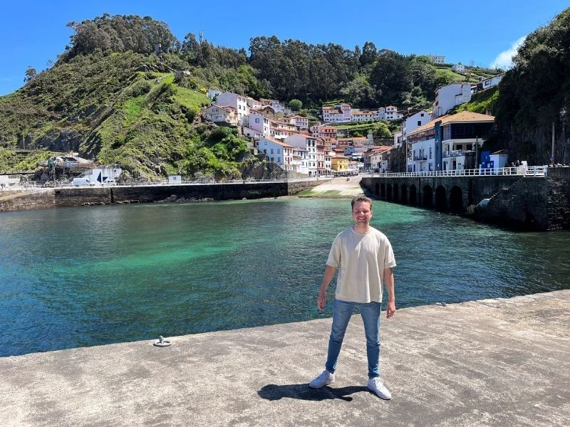 Man bij baai in Oviedo