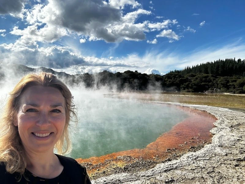 Selfie van een blonde vrouw in Rotorua Nieuw-Zeeland