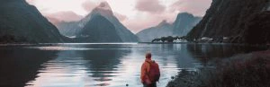 Nieuw-Zeeland man bij een meer en bergen