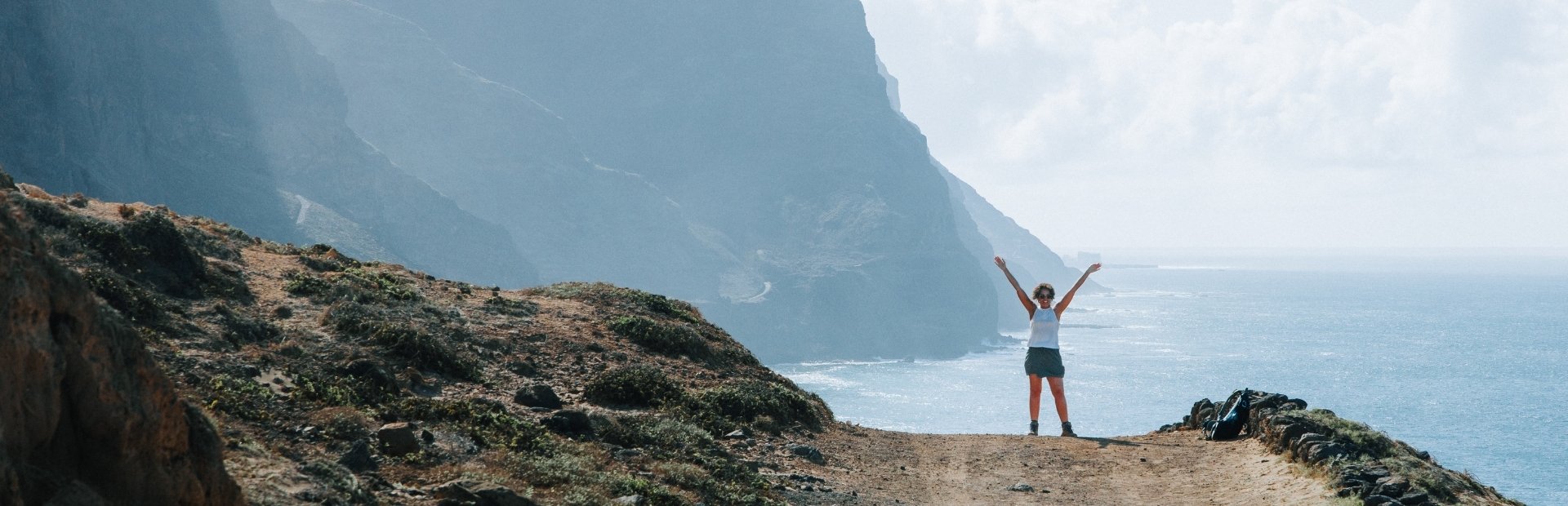 Juigende reiziger aan de kust van Kaapverdië