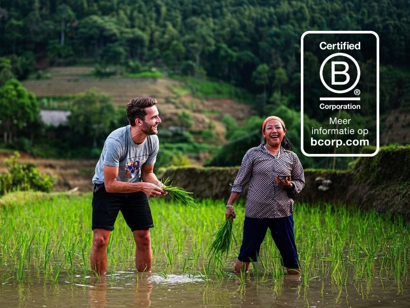 Poductmanager Jeffrey in de rijstvelden in Vietnam met een Vietnameese vrouw