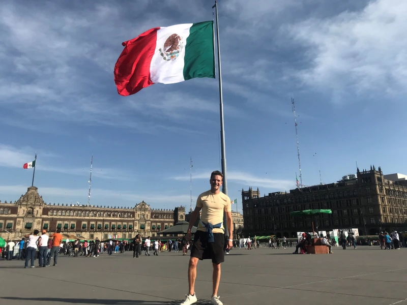 Reiziger op plein met vlag in Mexico-Stad