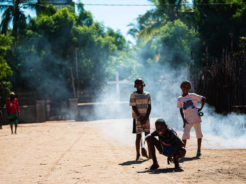 Madagascar lokale kinderen aan het spelen in Belo Sur Tsiribinha