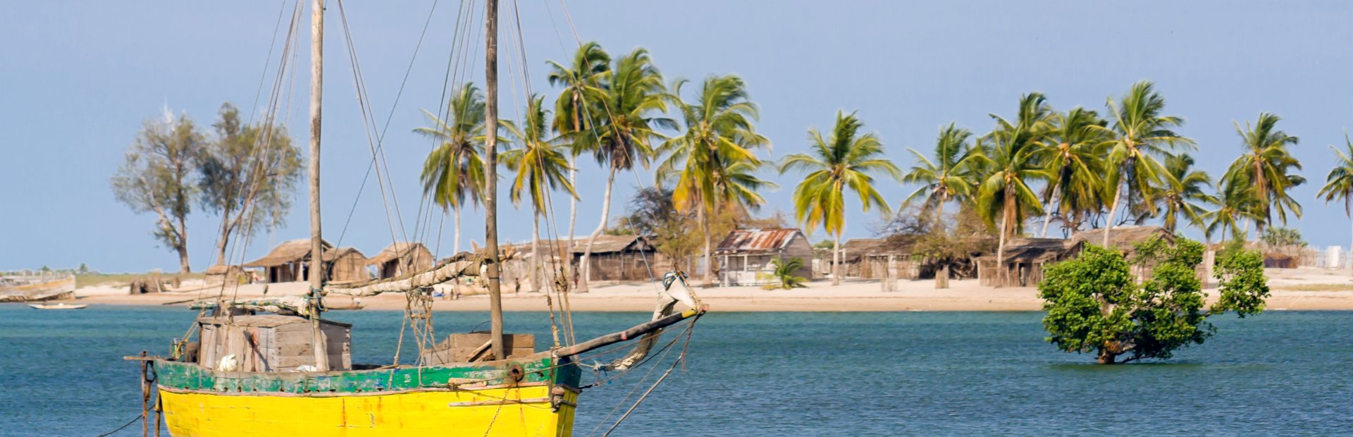 Madagascar - Belo sur mer - Boat & beach