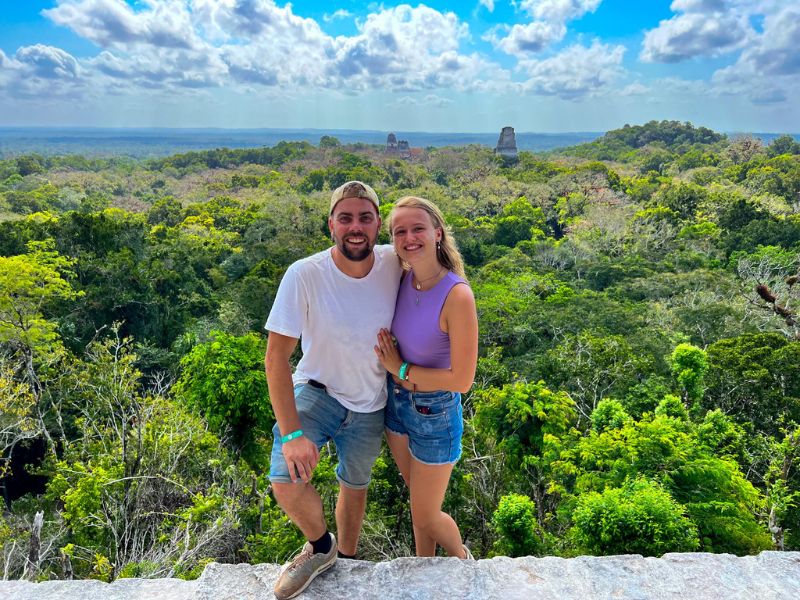 Reizigers bij de Maya tempel Tikal