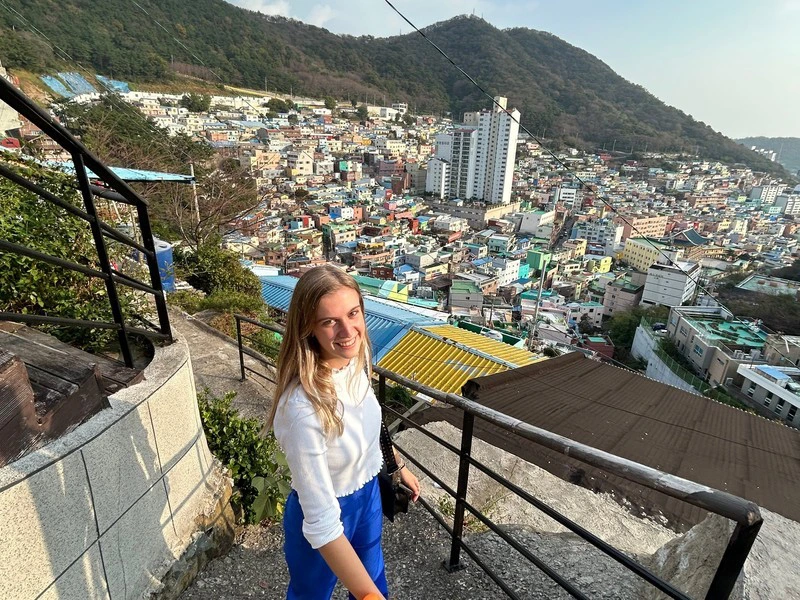 Reiziger bij een uitkijkpunt over Busan