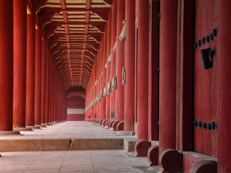 Tempel in Zuid-Korea met rode pilaren