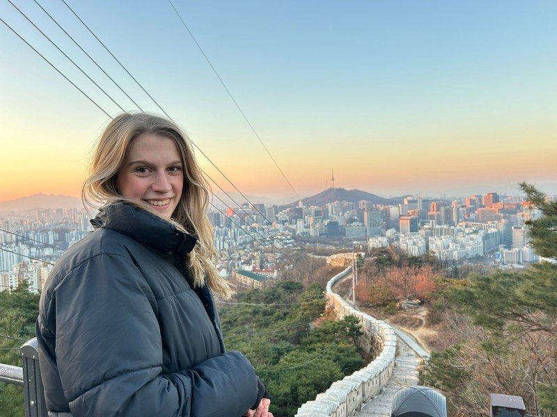 Reiziger bij de Seoul city wall