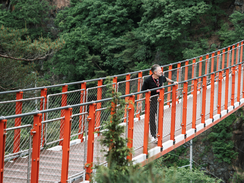 Reiziger op rode loopbrug