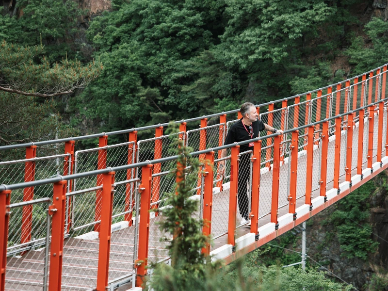 Reiziger op rode loopbrug