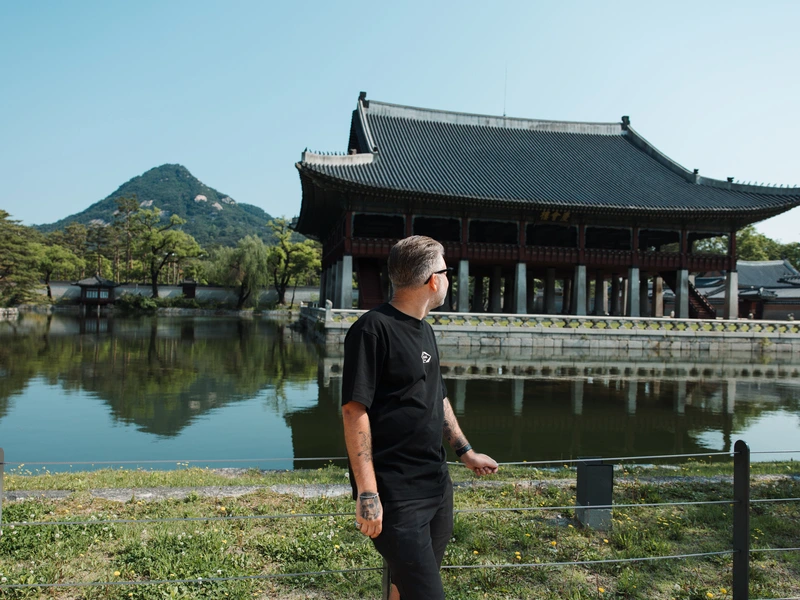 Reizger bij een tempel in Seoul
