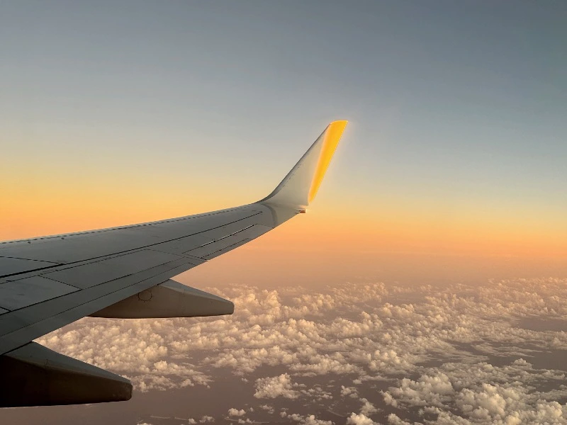Uitzicht vanuit het vliegtuig met zonsondergang