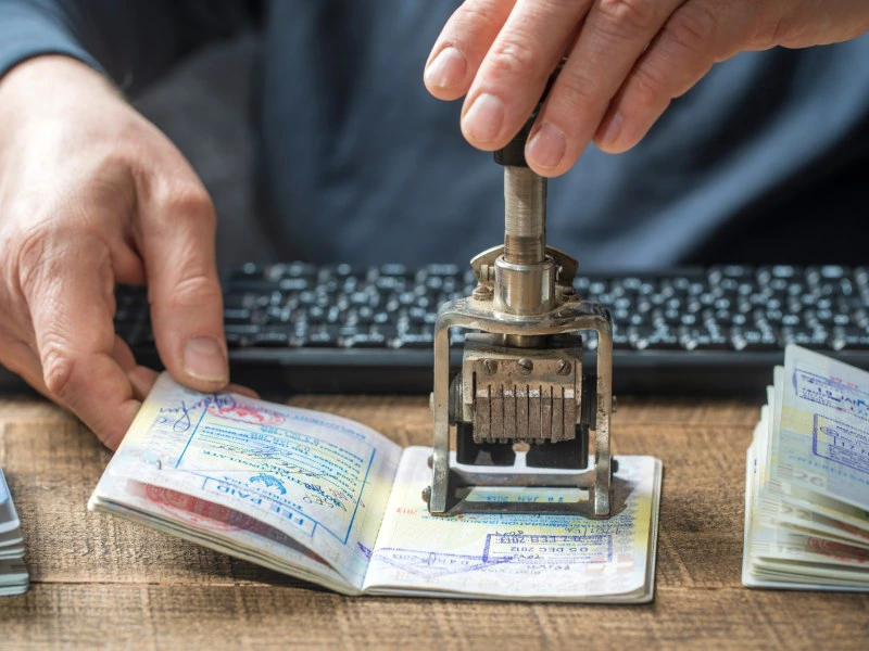 Stempel zetten in een paspoort
