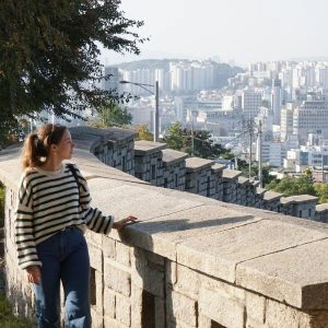 reiziger bij de Seoul city wall