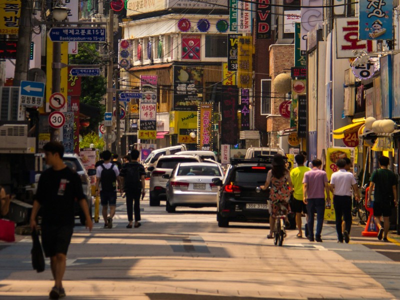 drukke straat met mensen en verkeer in Seoul