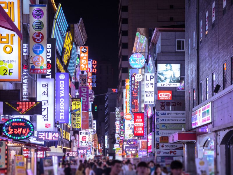 Drukke straat in Seoul in de avond