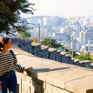 Vrouw in Seoul uitkijkend over de stad