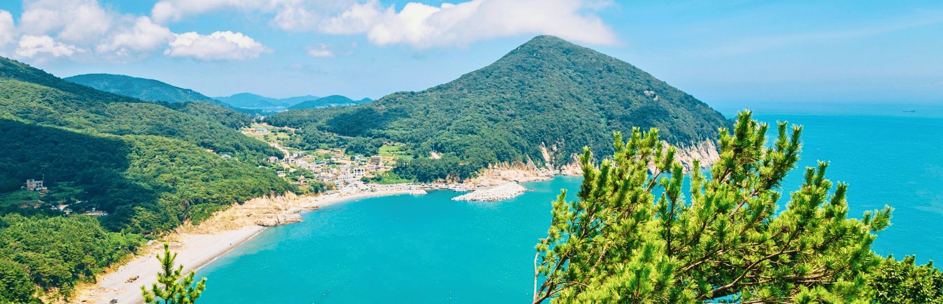 Uitzicht op de kust van het eiland Geoje