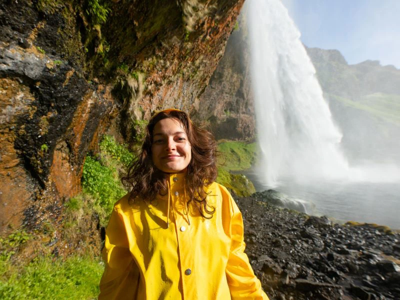 IJsland vrouw voor Seljalandsfoss waterval