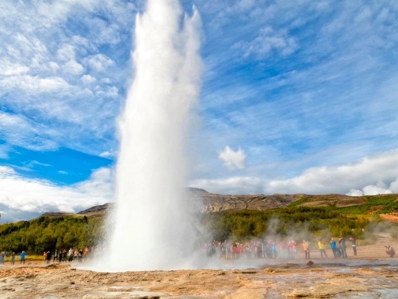 IJsland Strokkur Geiser spuitend