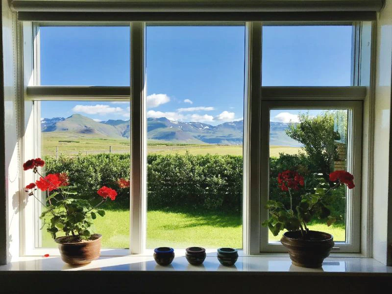 Uitzicht vanuit de guesthouse Snaefellsnes