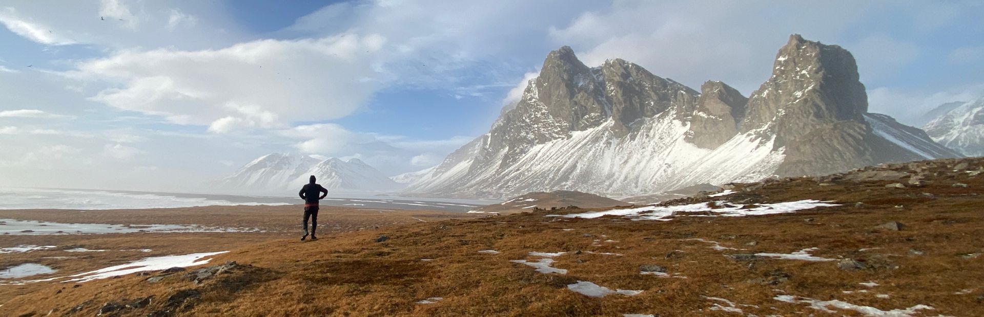 Reiziger met bergen en sneeuw op de achtergrond