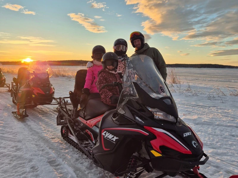 Lapland met kinderen op sneeuwscooter