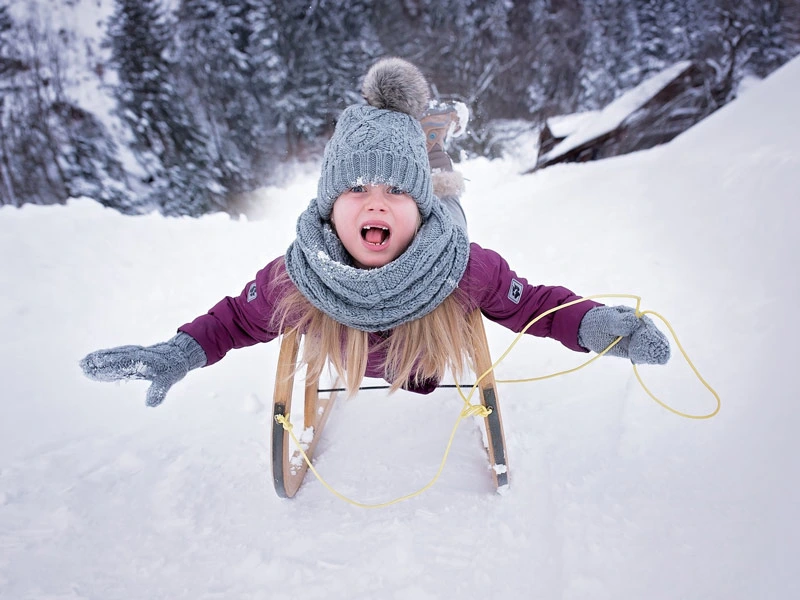 Kind op slee in Lapland