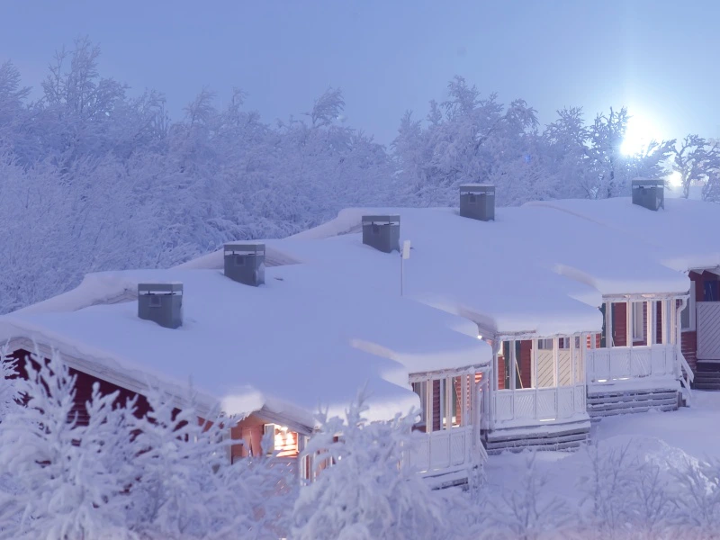 Lodges gehuld in sneeuw