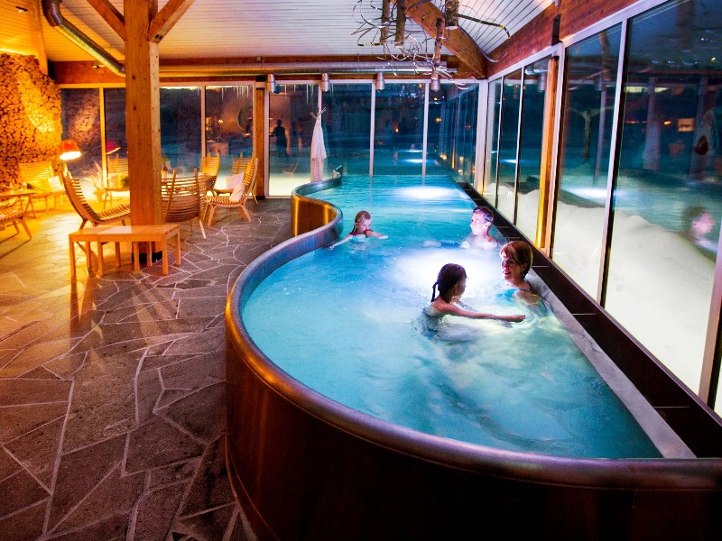 Spa met zwembad bij je lodge