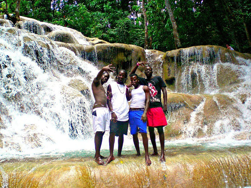 Lokalen mannen bij een waterval