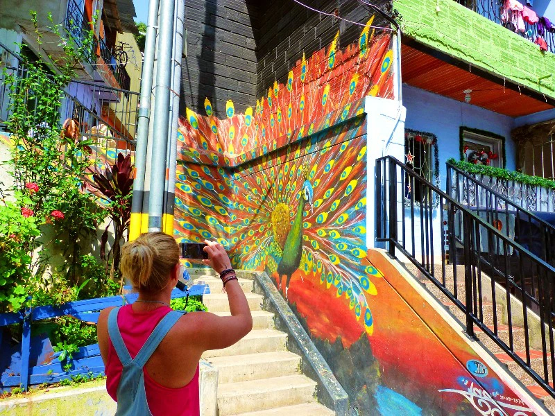 Medellin graffiti met reiziger