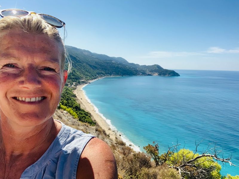 Reiziger bij een strand van Lefkas