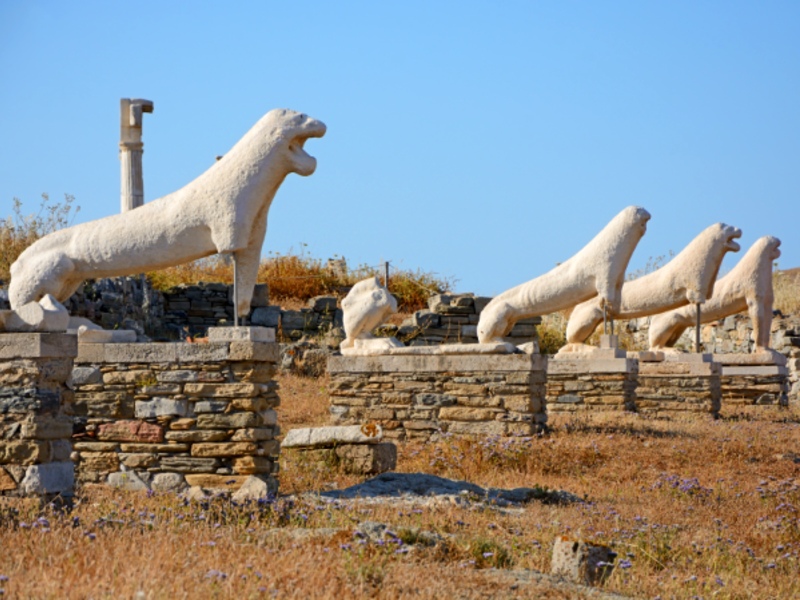 Standbeelden in Delos